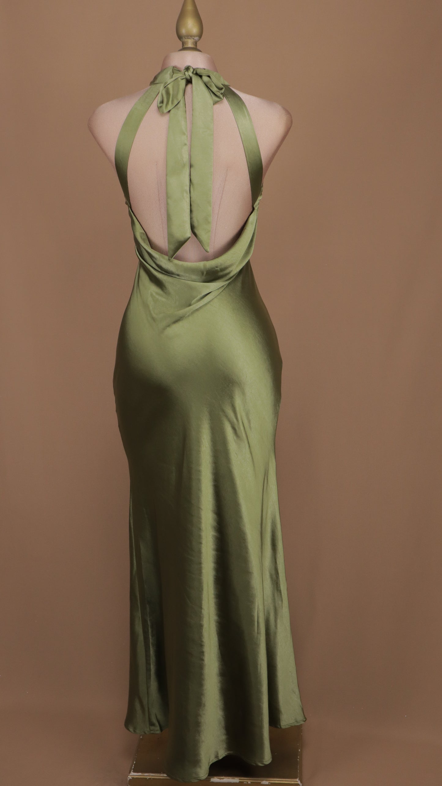 Vestido largo cuello halter satinado
