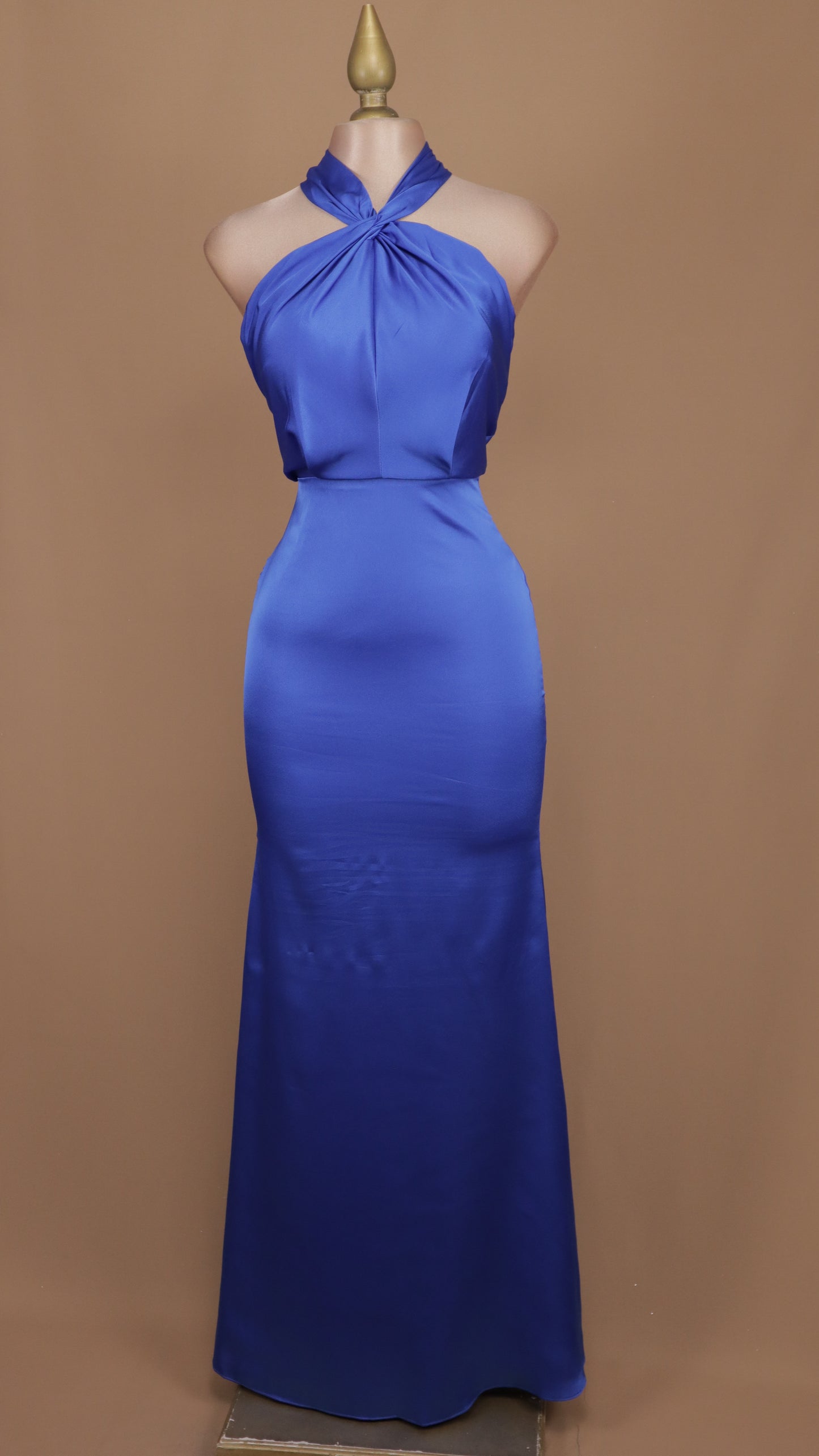 Vestido largo satinado cuello halter