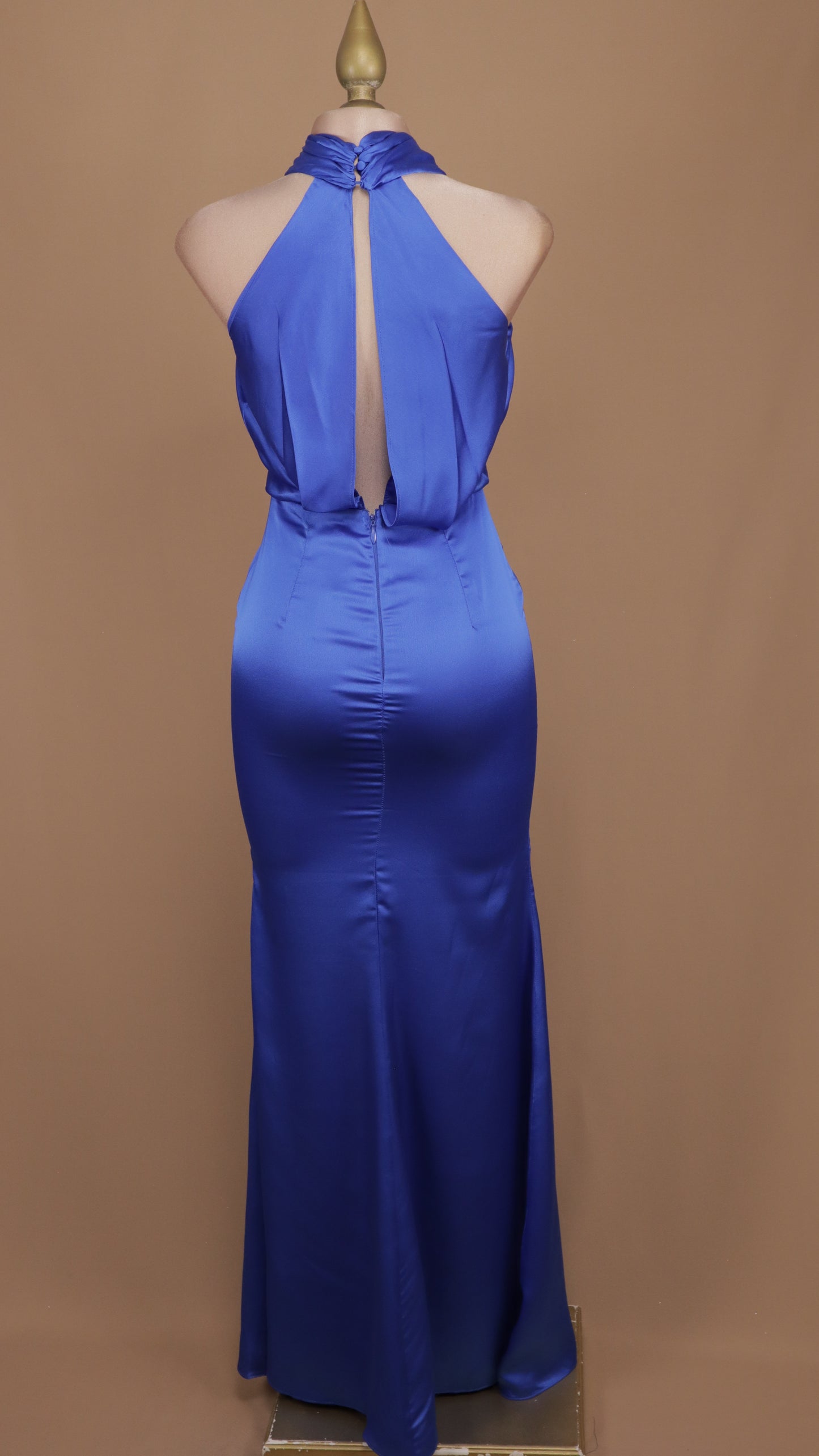 Vestido largo satinado cuello halter