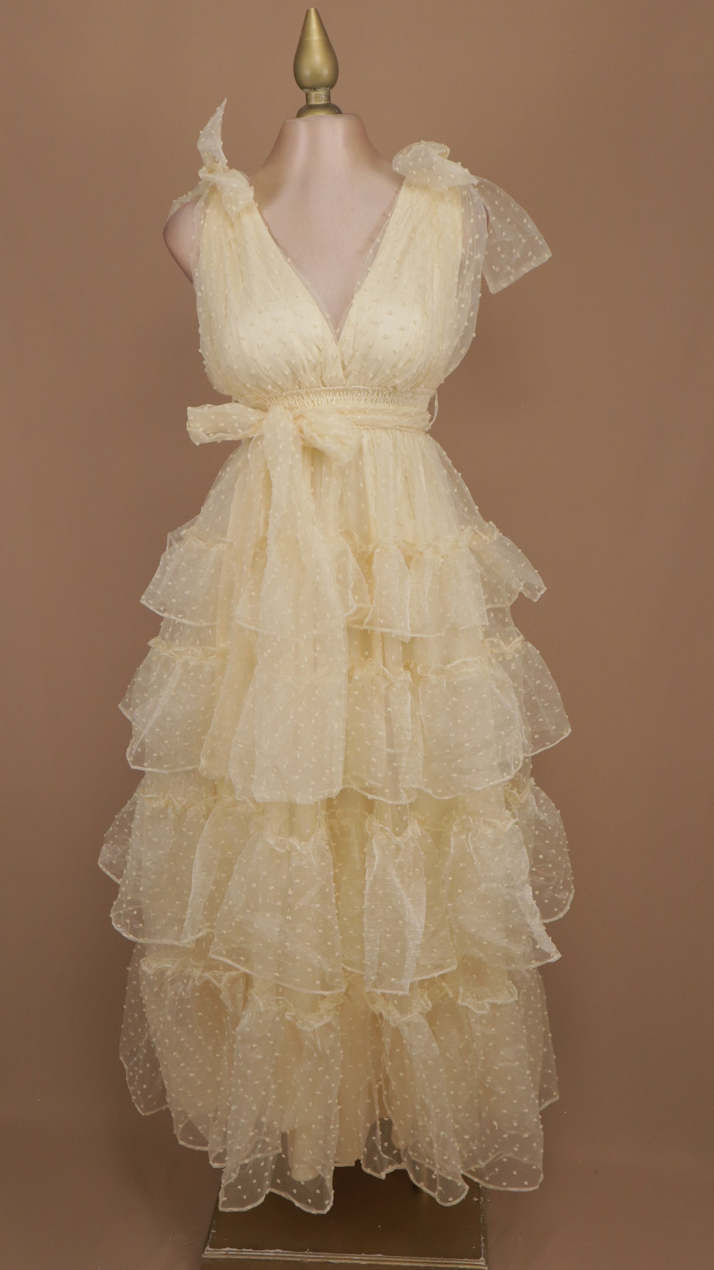Vestido midi con olanes y tul escote en v