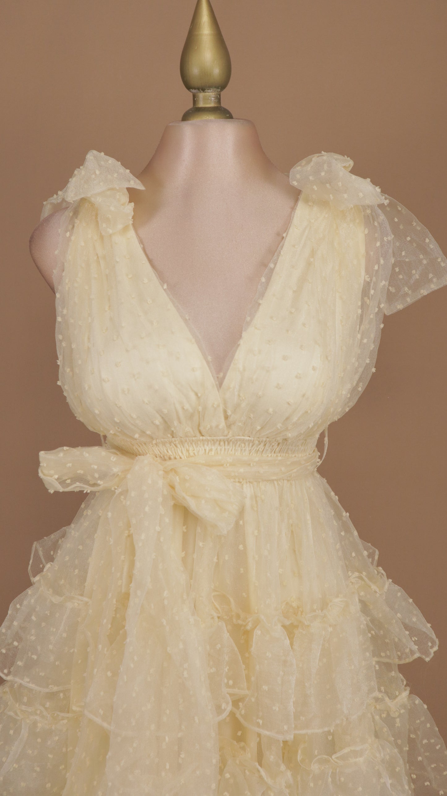 Vestido midi con olanes y tul escote en v