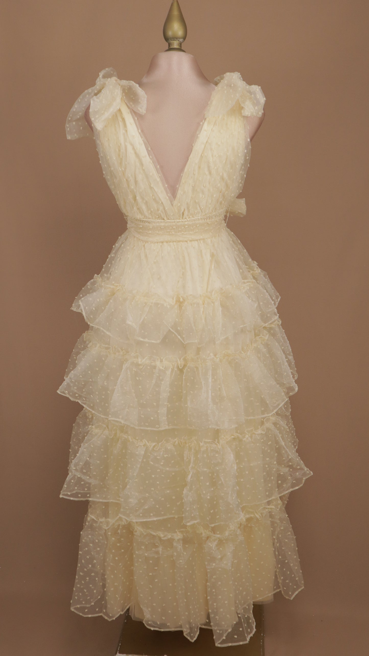 Vestido midi con olanes y tul escote en v