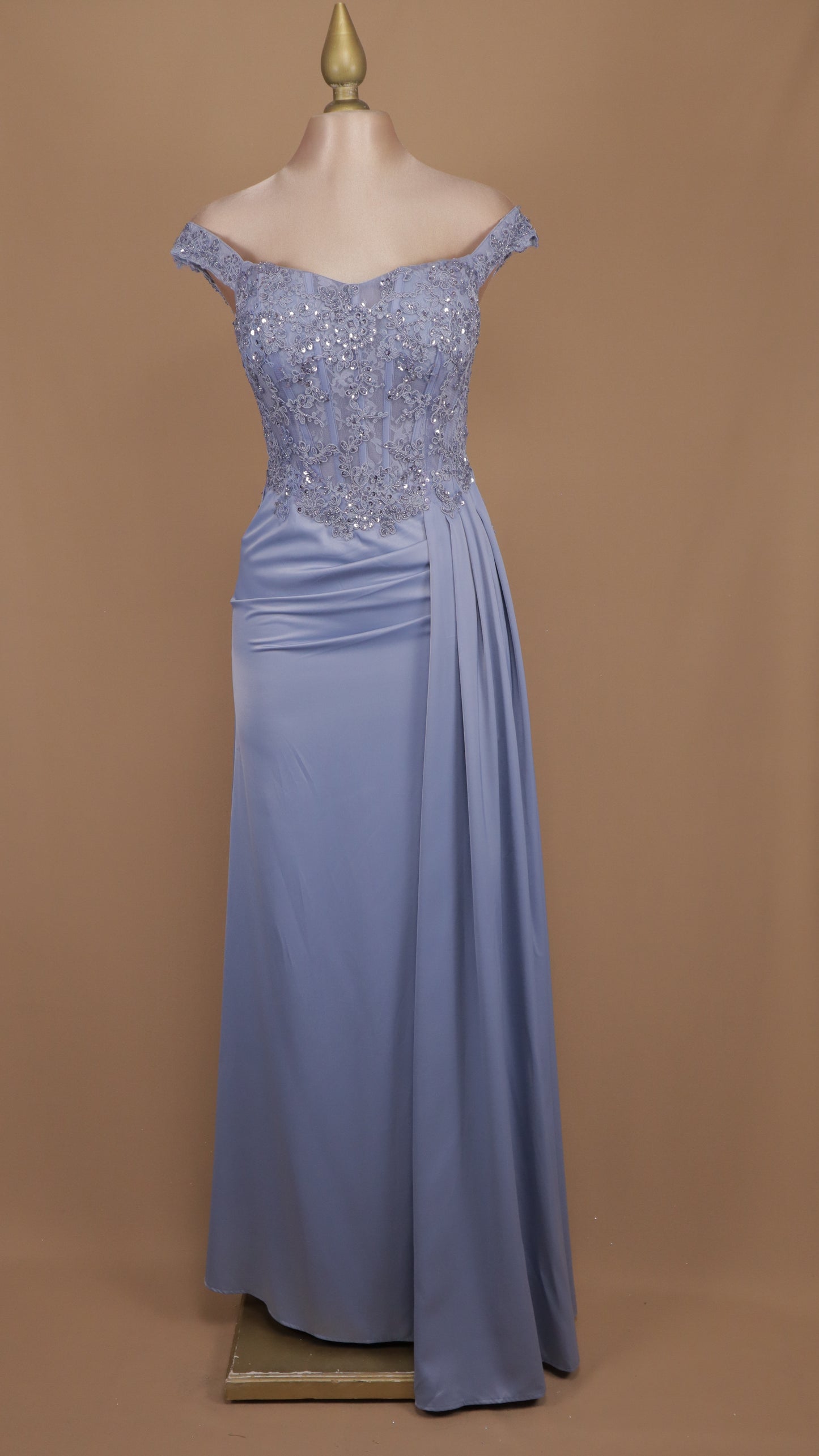 Vestido largo con aplicación al hombro y estola