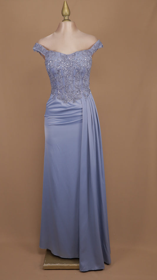 Vestido largo con aplicación al hombro y estola