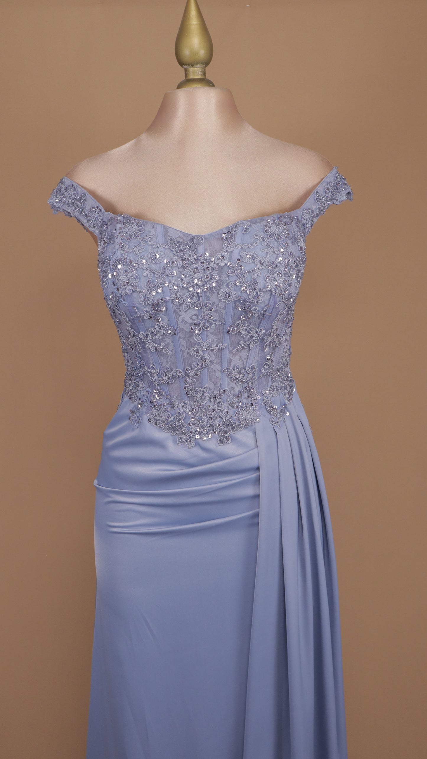 Vestido largo con aplicación al hombro y estola