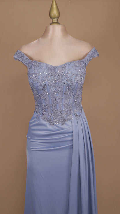 Vestido largo con aplicación al hombro y estola