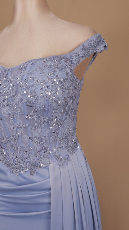Vestido largo con aplicación al hombro y estola