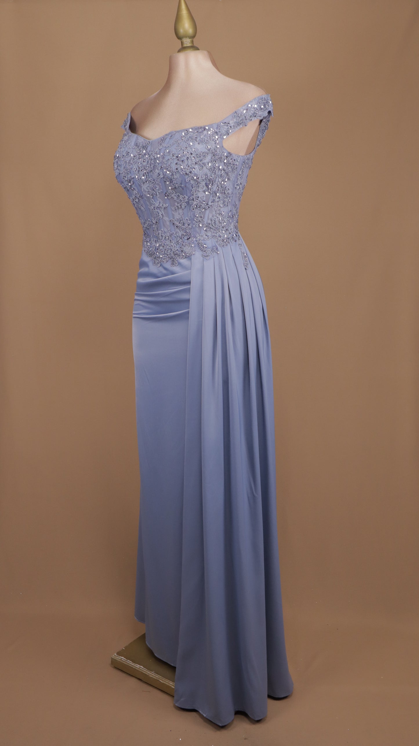 Vestido largo con aplicación al hombro y estola