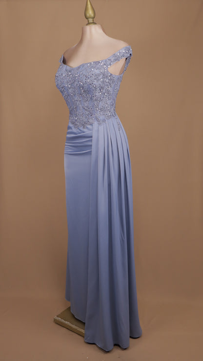 Vestido largo con aplicación al hombro y estola