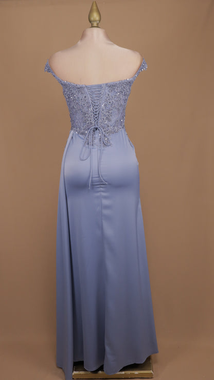Vestido largo con aplicación al hombro y estola