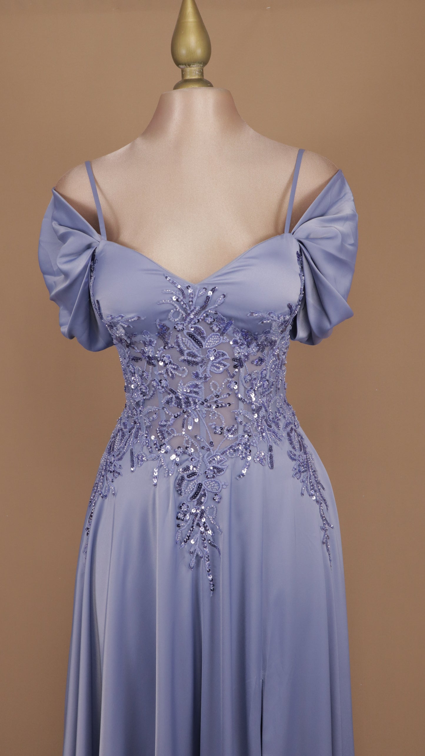 Vestido largo linea A con aplicación en cintura y corset