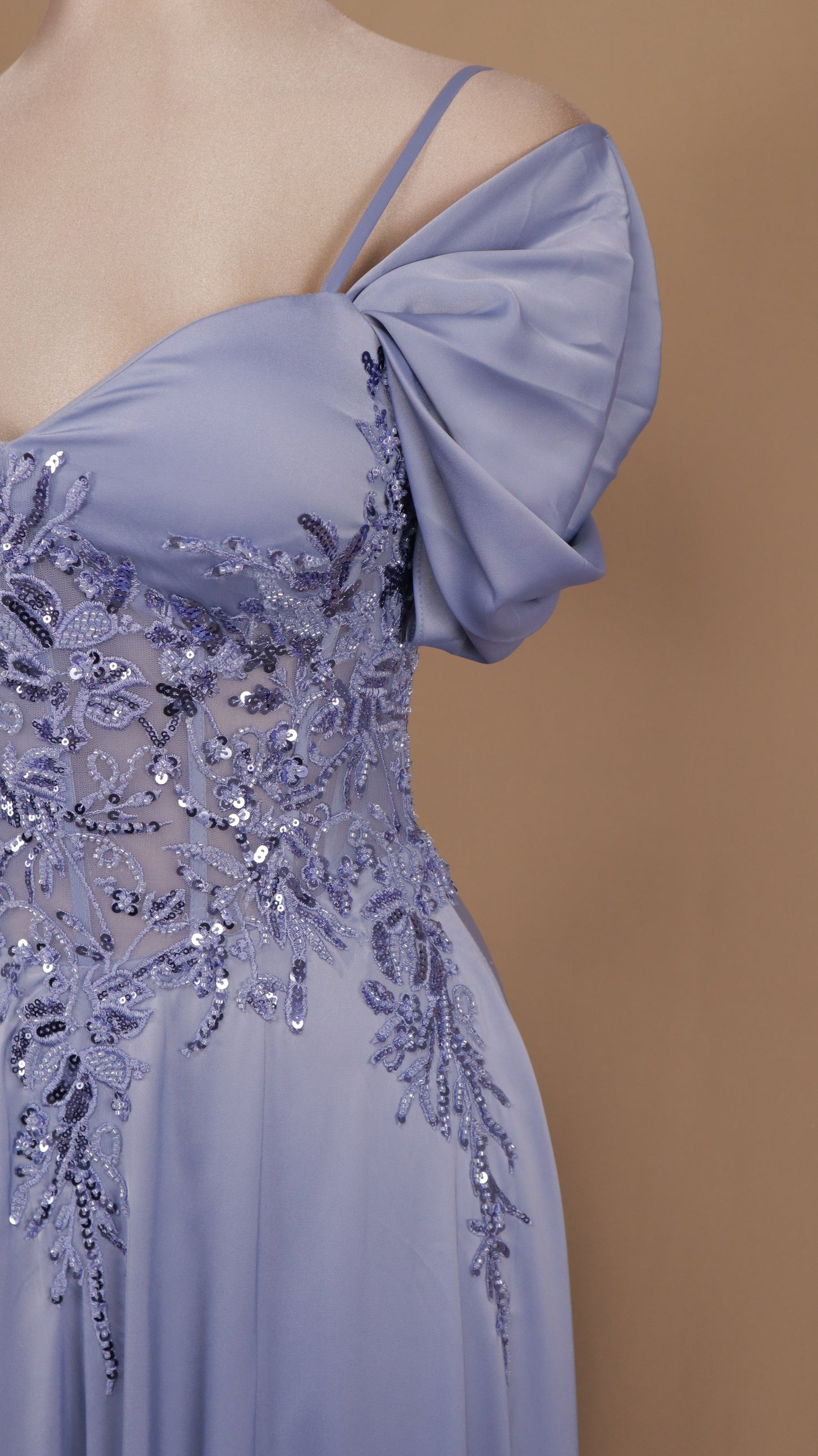 Vestido largo linea A con aplicación en cintura y corset