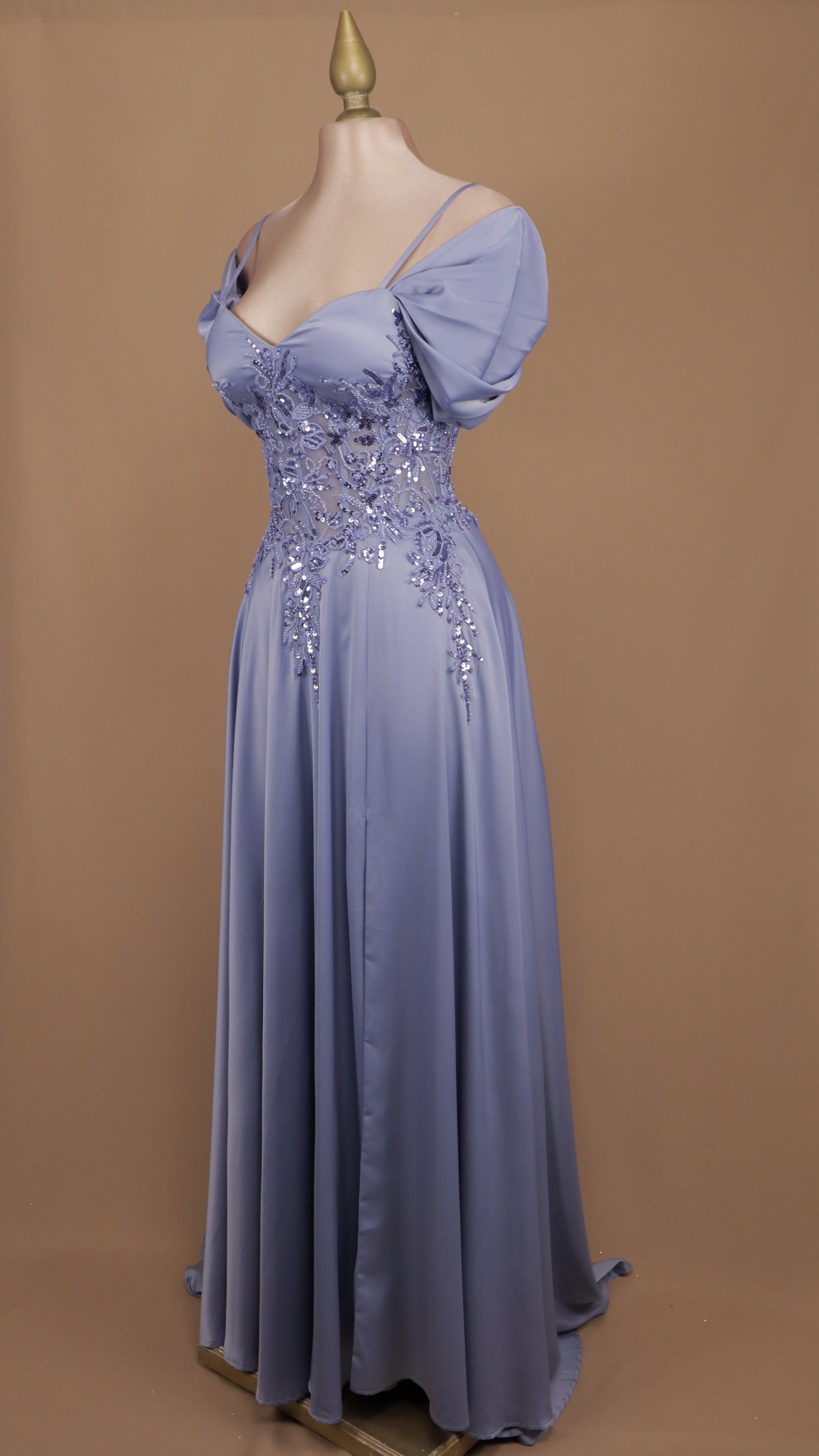 Vestido largo linea A con aplicación en cintura y corset