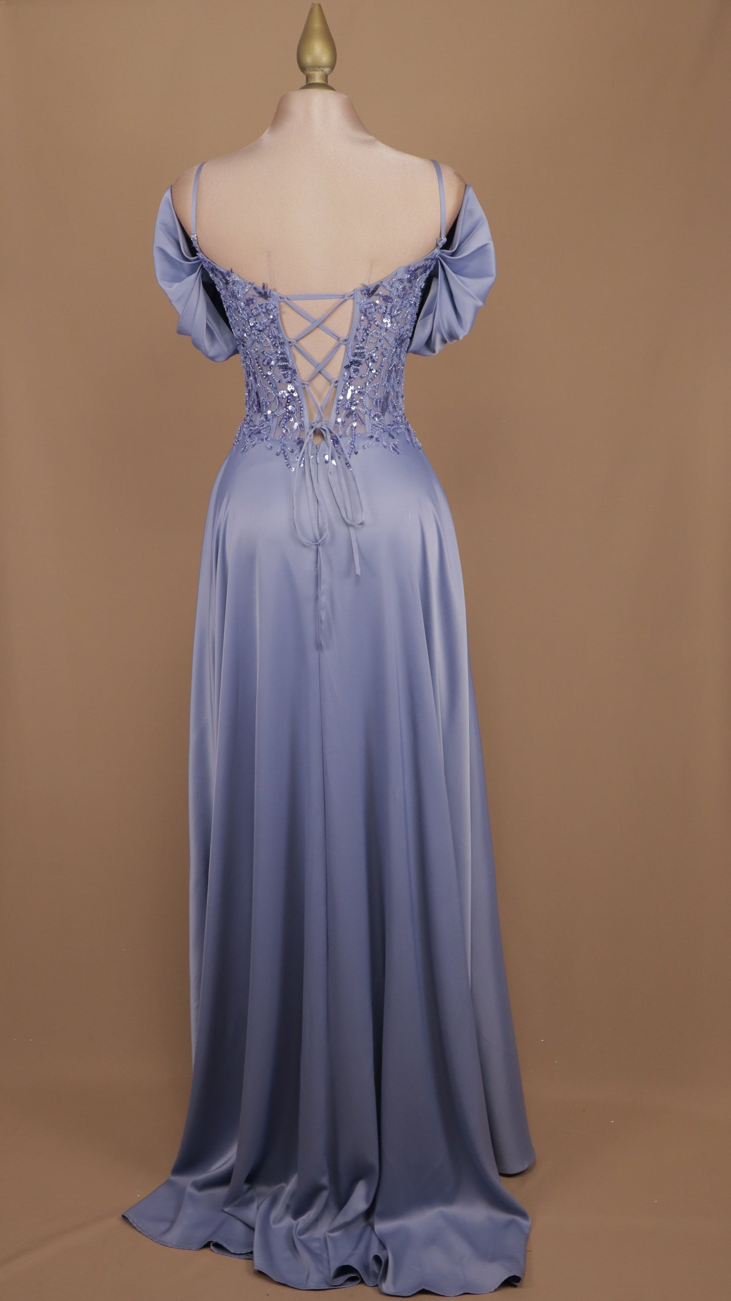 Vestido largo linea A con aplicación en cintura y corset
