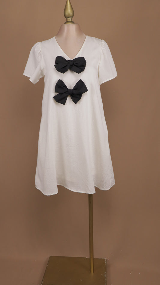 Vestido corto tipo bata con moños en busto