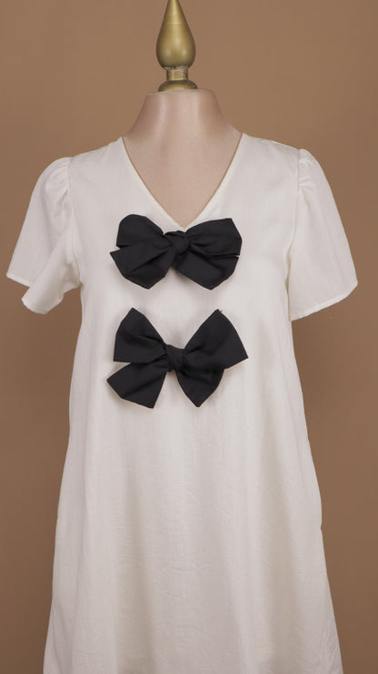 Vestido corto tipo bata con moños en busto