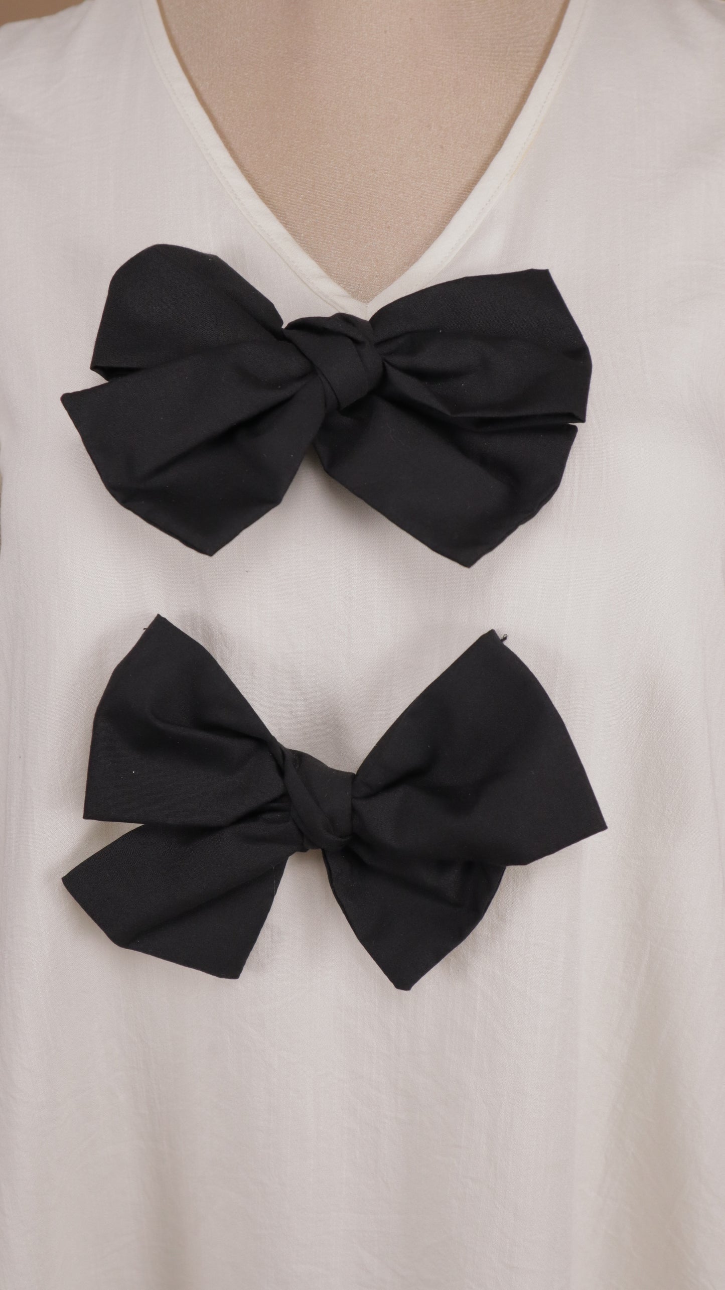 Vestido corto tipo bata con moños en busto