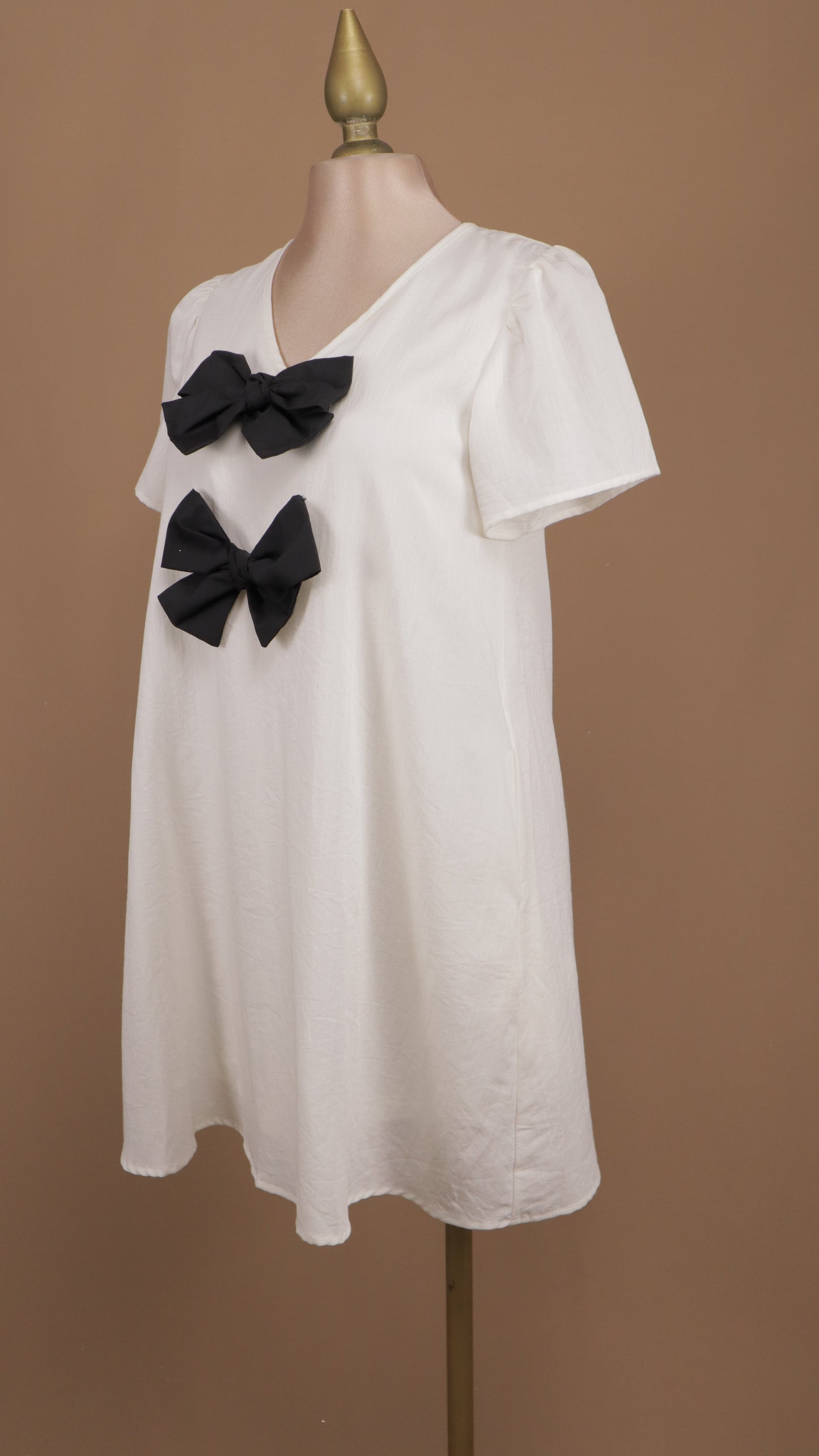 Vestido corto tipo bata con moños en busto