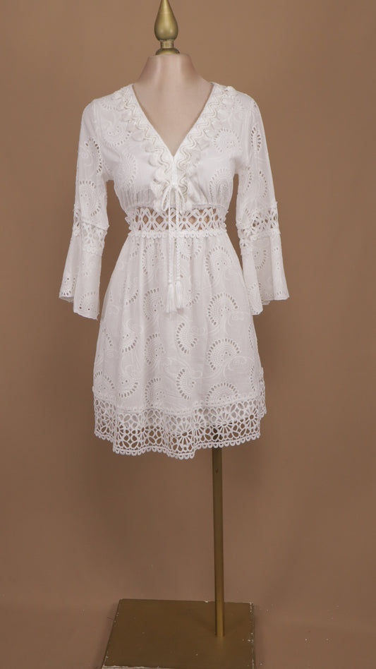 Vestido corto con manga larga y motitas