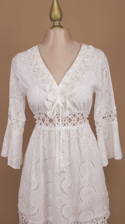 Vestido corto con manga larga y motitas