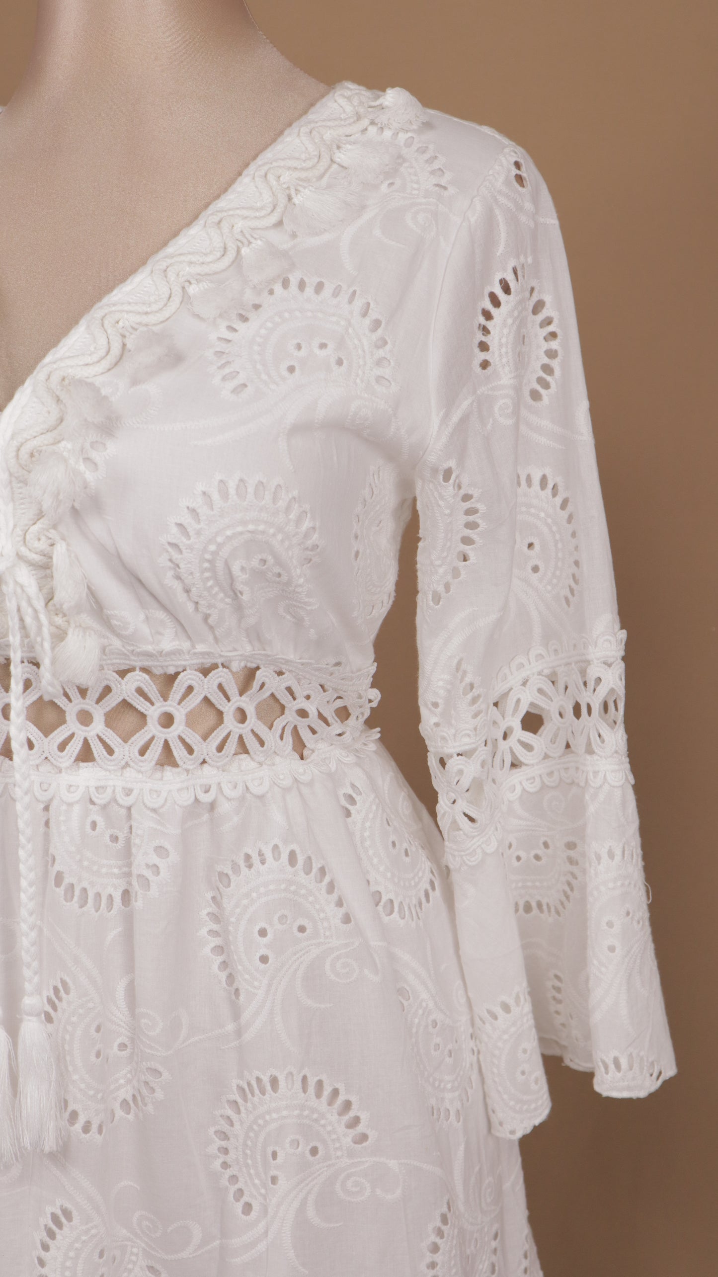 Vestido corto con manga larga y motitas
