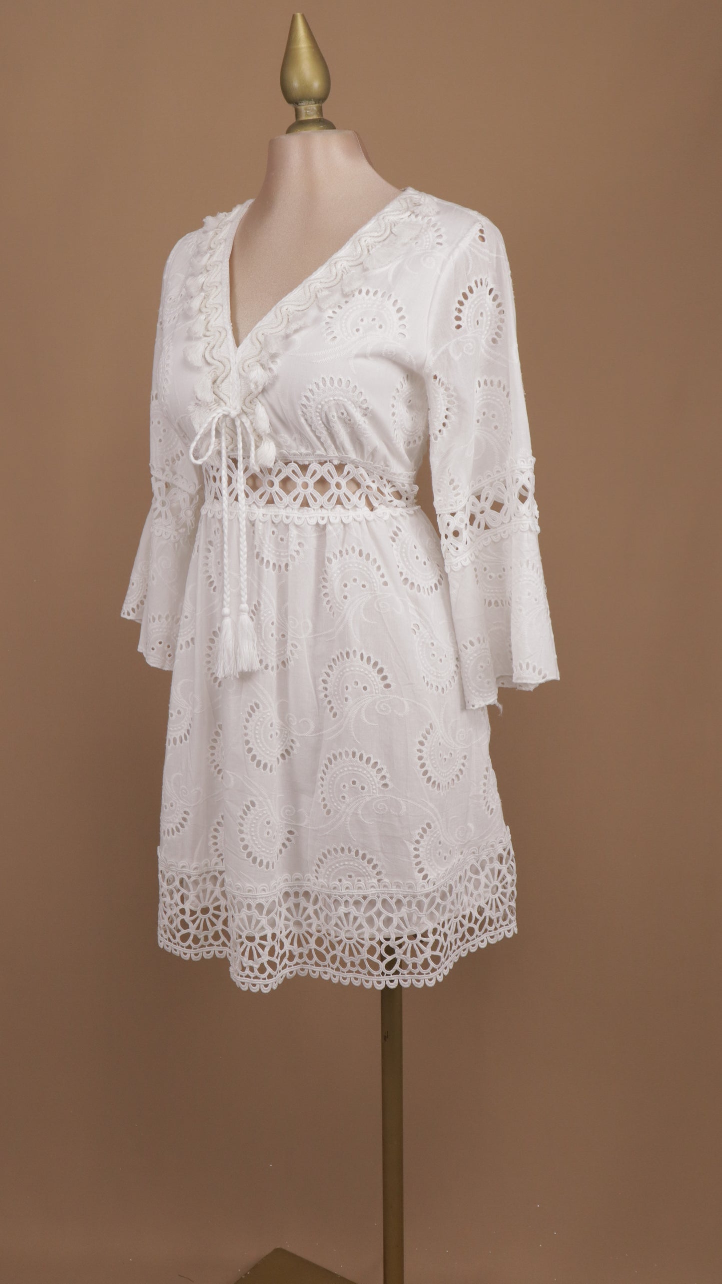 Vestido corto con manga larga y motitas