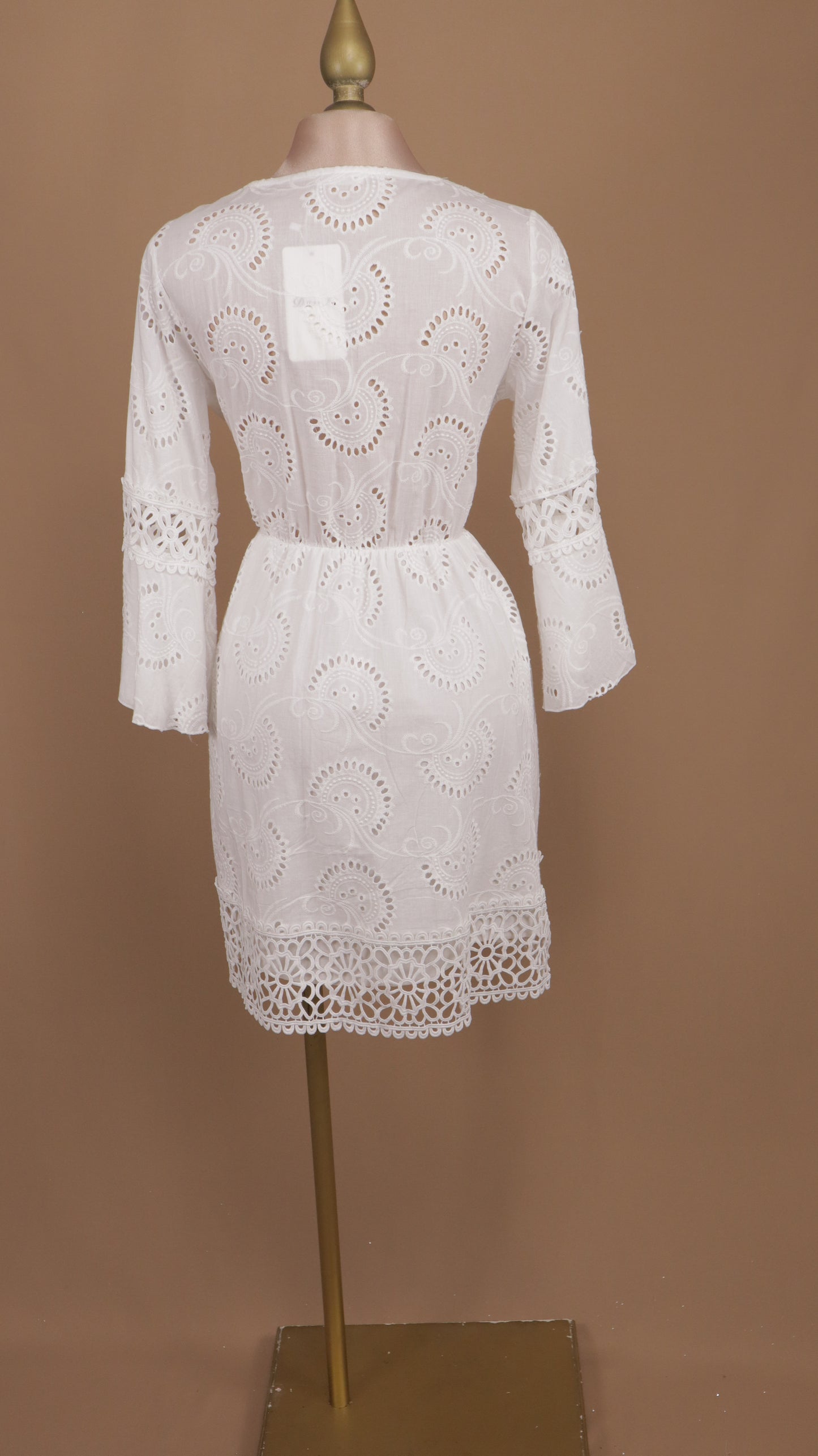 Vestido corto con manga larga y motitas