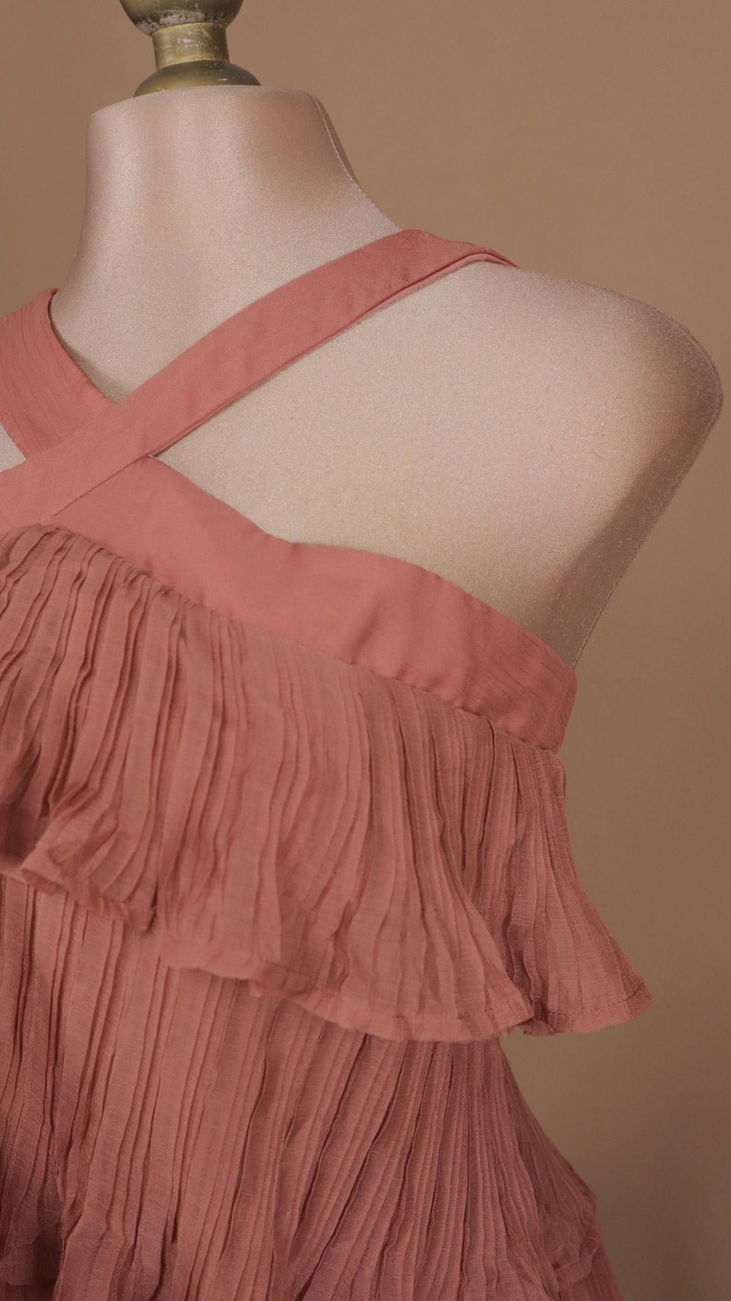 Vestido midi cuello halter y olanes