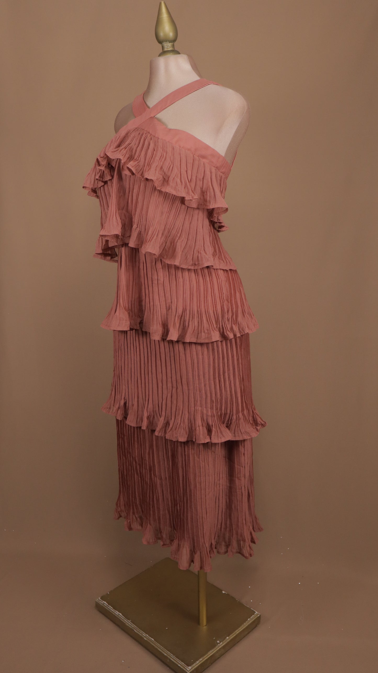 Vestido midi cuello halter y olanes