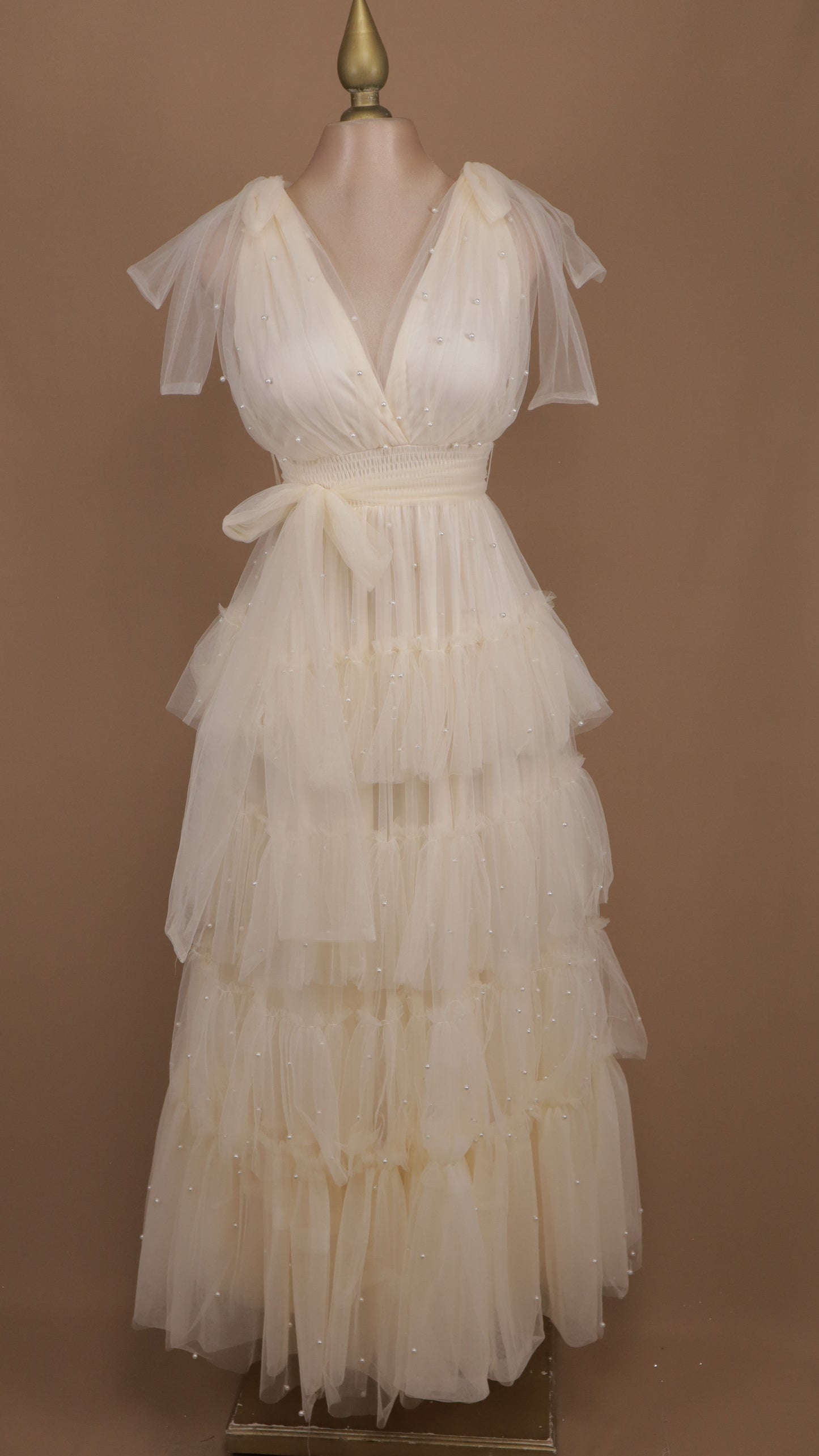 Vestido largo de tul con perlas y escote en V