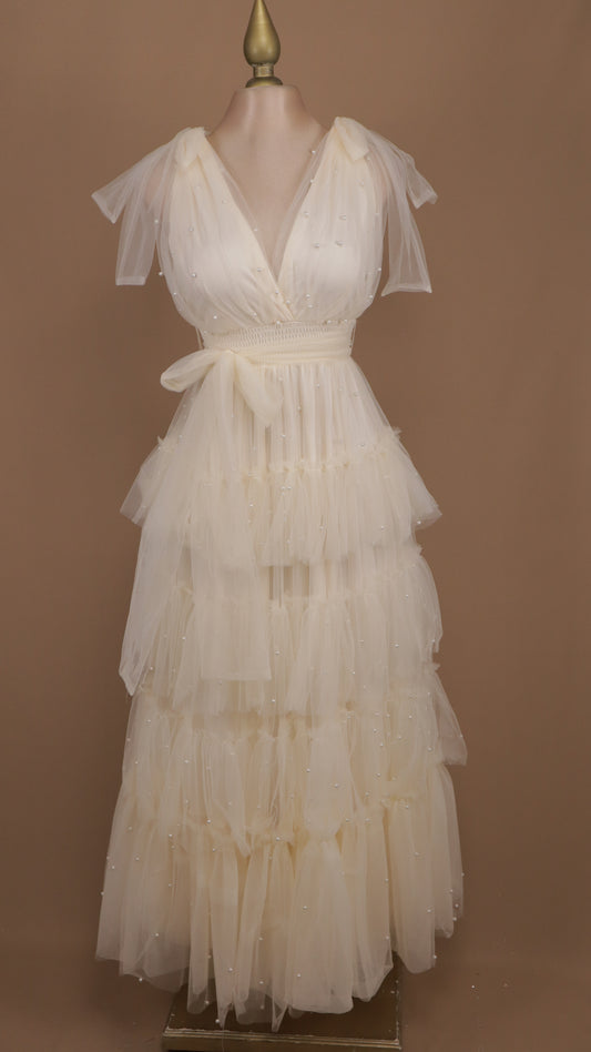 Vestido largo de tul con perlas y escote en V