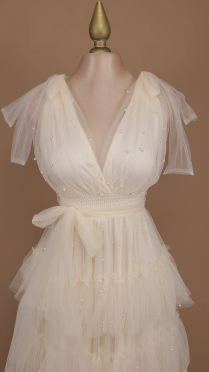 Vestido largo de tul con perlas y escote en V