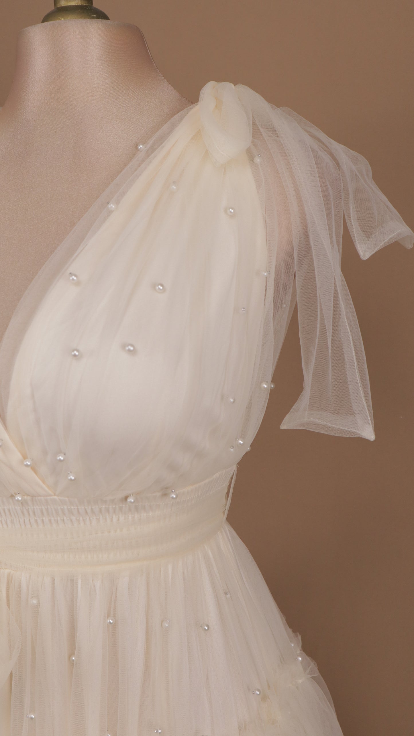 Vestido largo de tul con perlas y escote en V