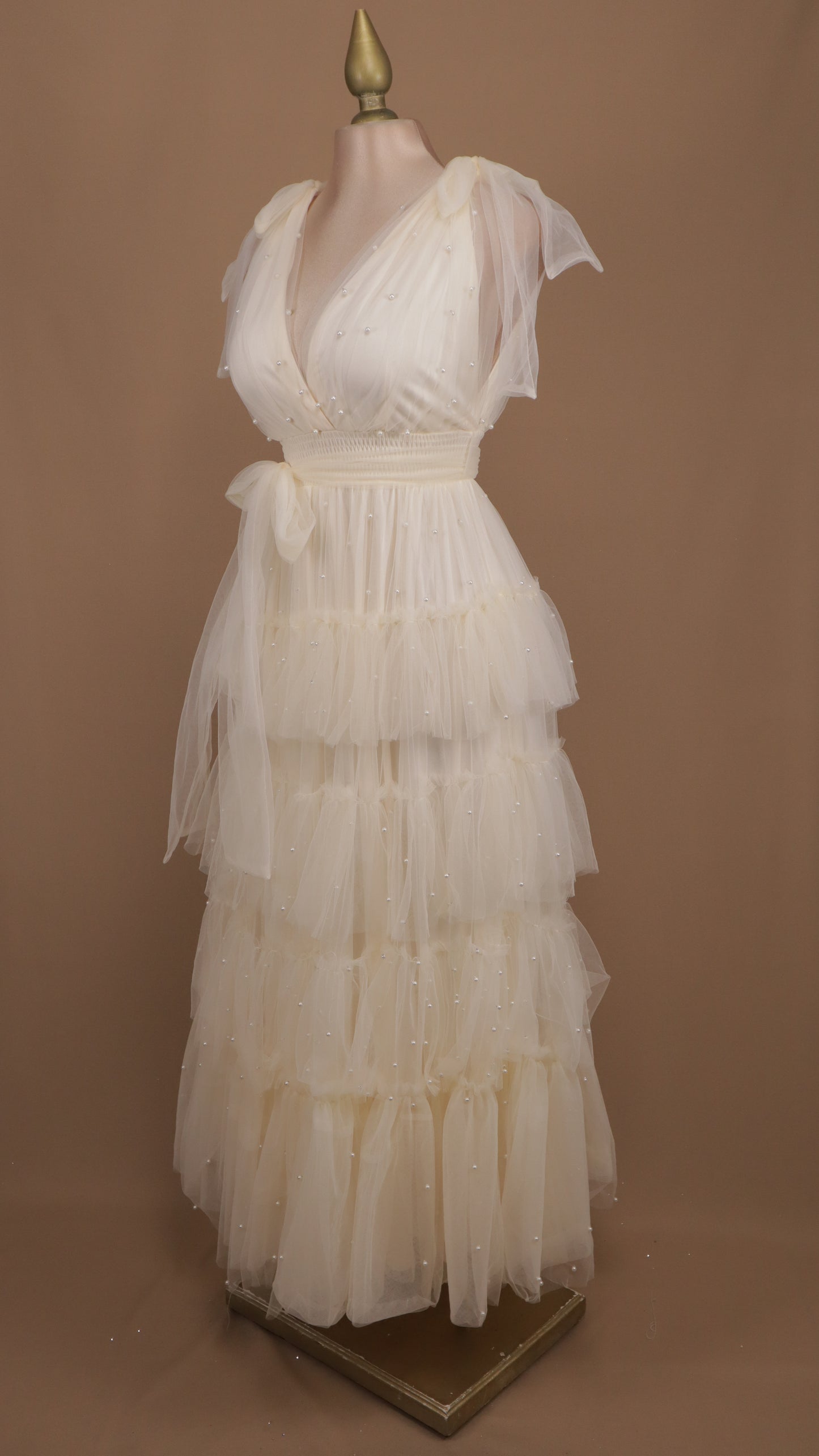 Vestido largo de tul con perlas y escote en V