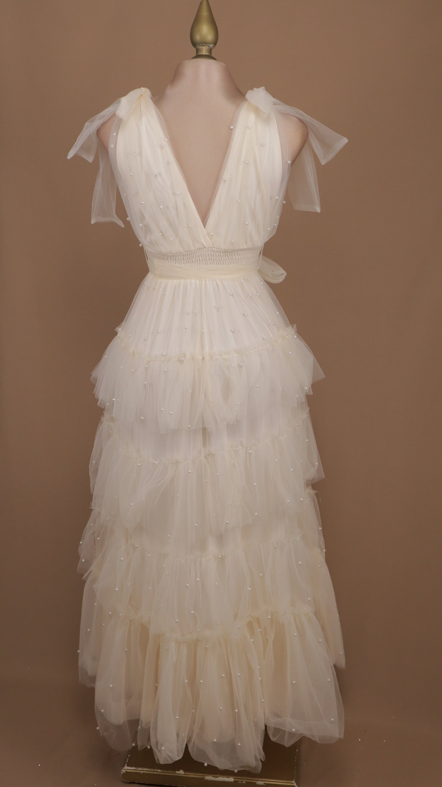 Vestido largo de tul con perlas y escote en V