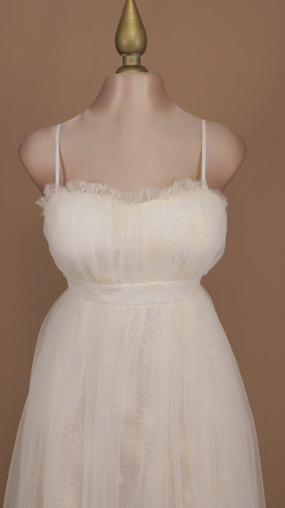 Vestido midi de tirantes con tul