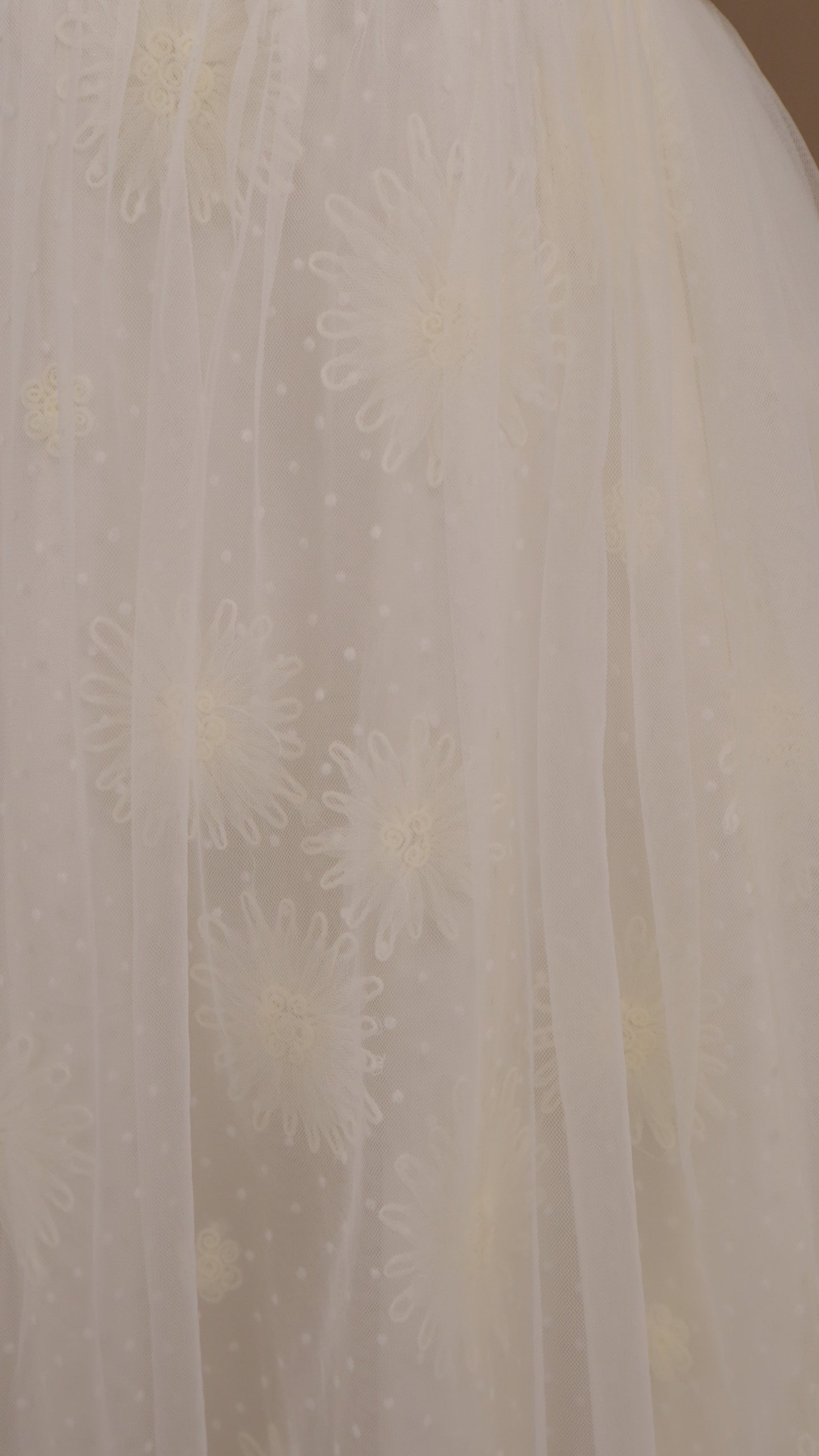 Vestido midi de tirantes con tul