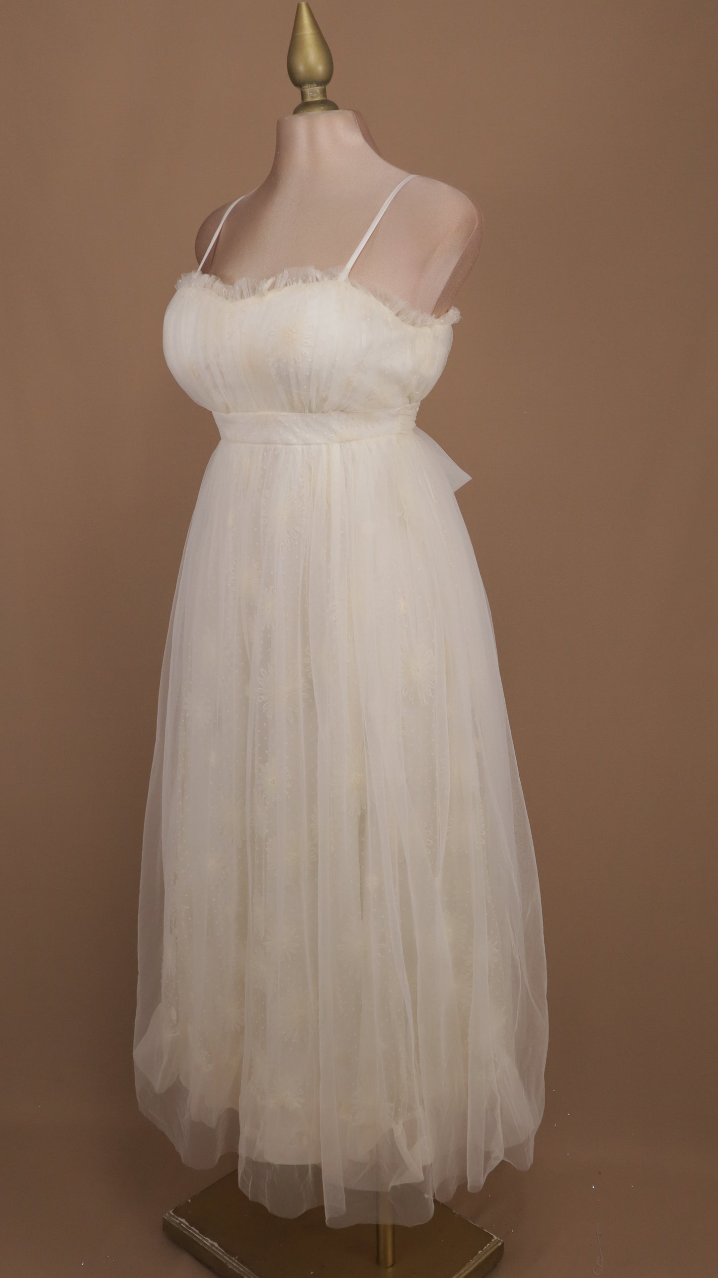 Vestido midi de tirantes con tul