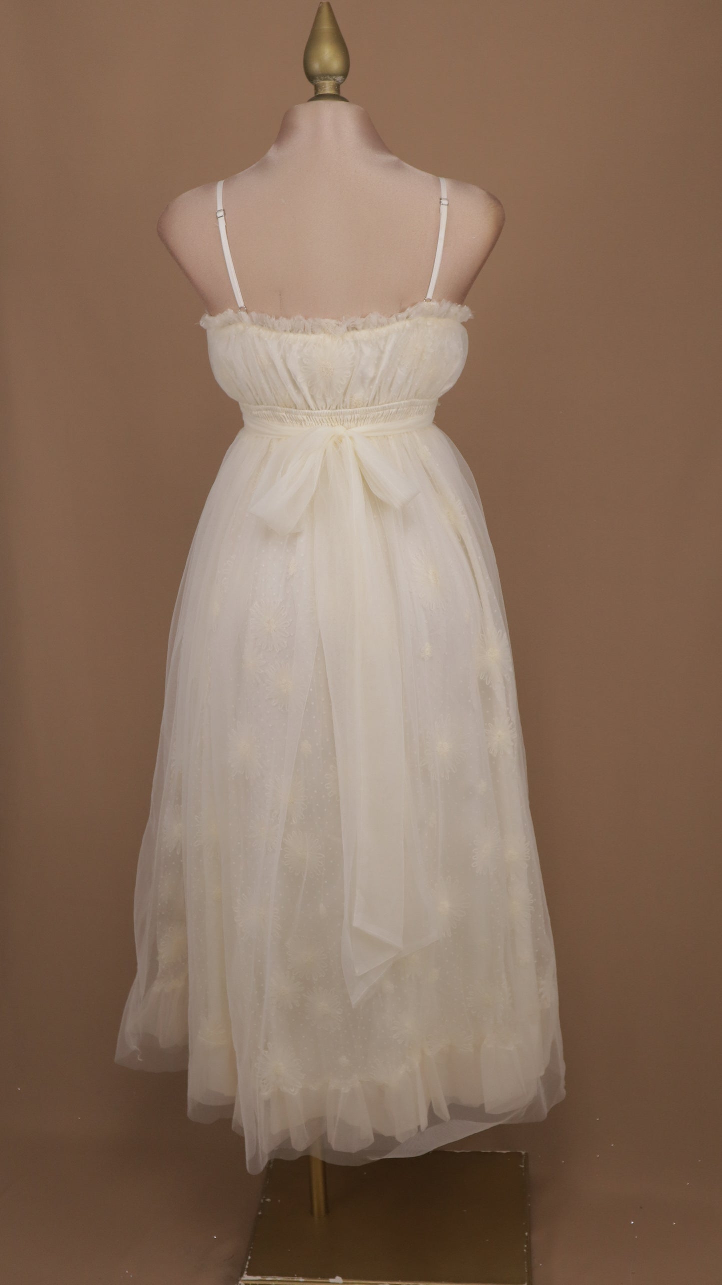 Vestido midi de tirantes con tul