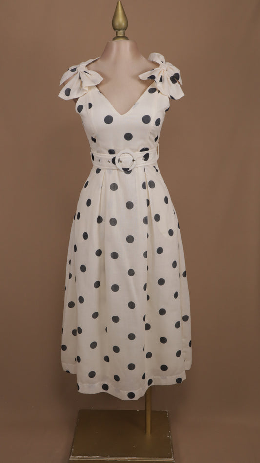 Vestido midi boleado con moños en tirantes