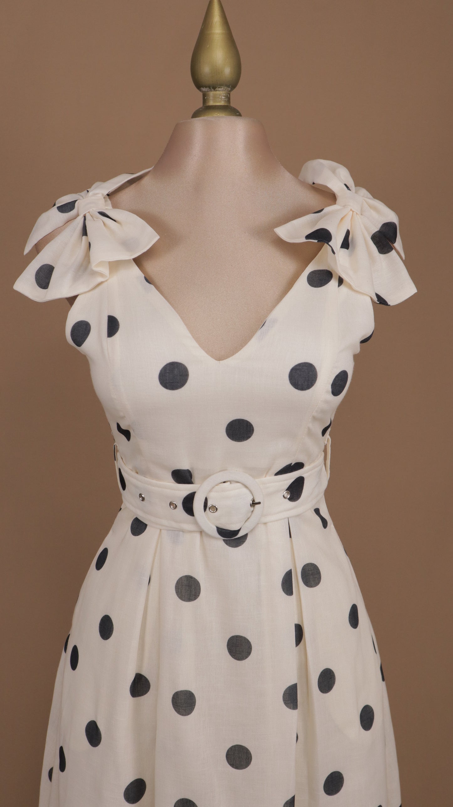 Vestido midi boleado con moños en tirantes
