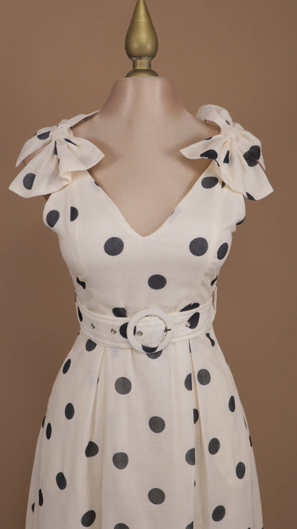 Vestido midi boleado con moños en tirantes