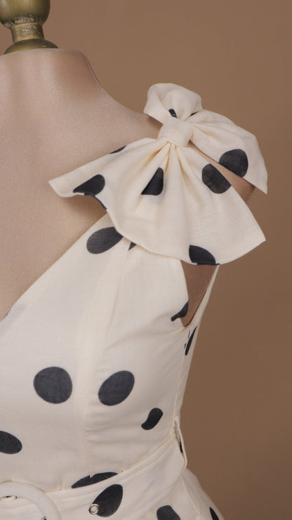 Vestido midi boleado con moños en tirantes