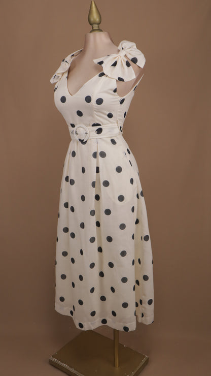 Vestido midi boleado con moños en tirantes