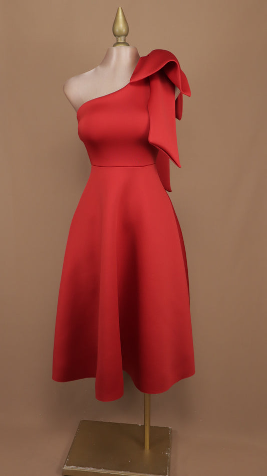 Vestido midi con escote asimétrico y moño