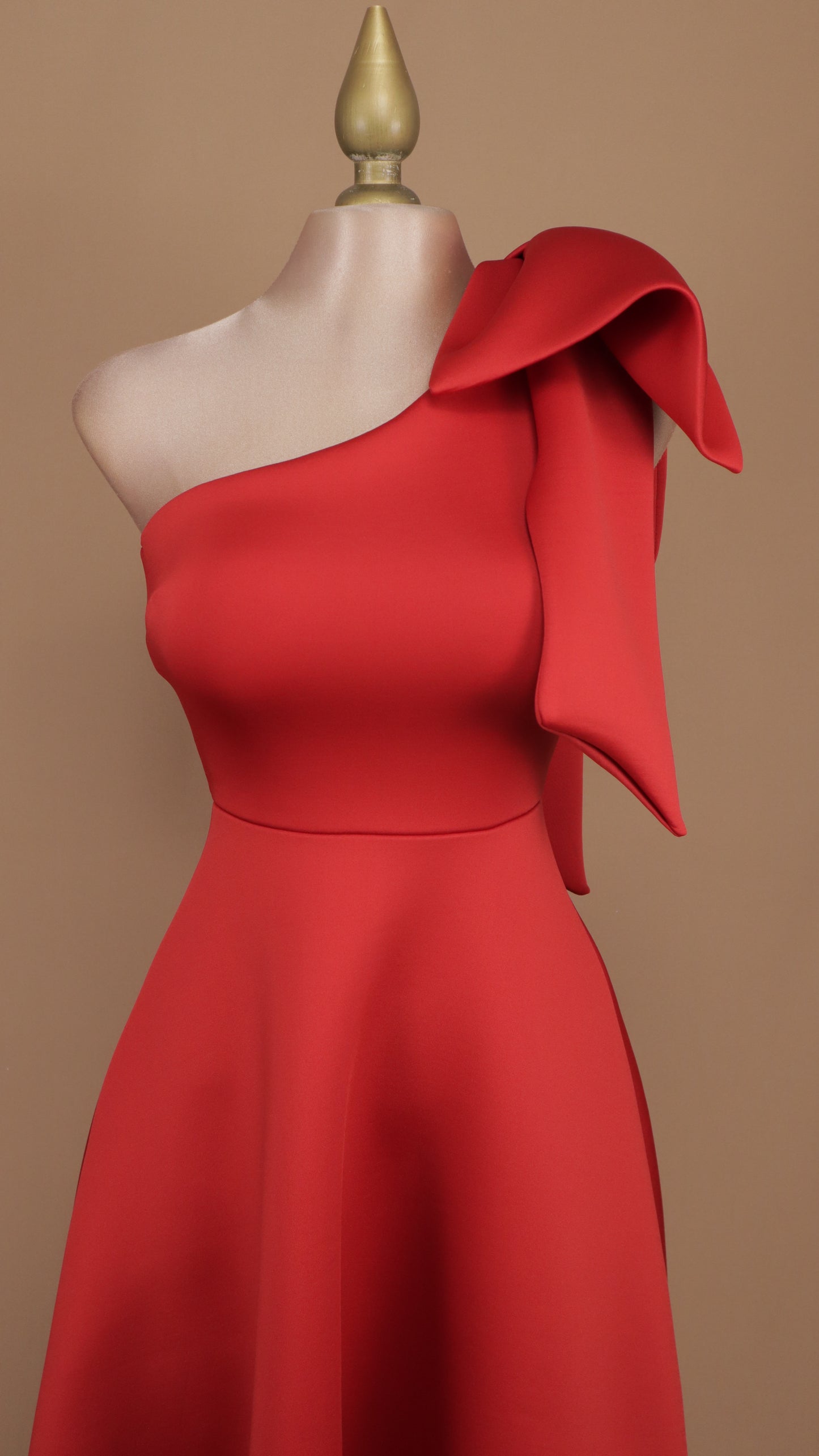 Vestido midi con escote asimétrico y moño