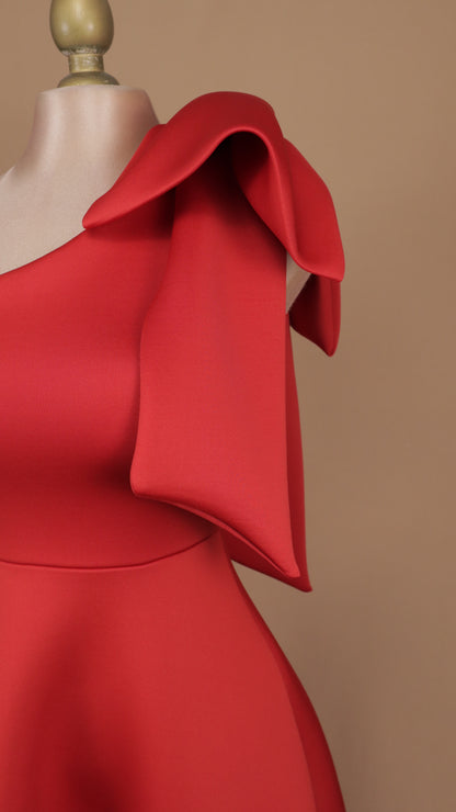 Vestido midi con escote asimétrico y moño