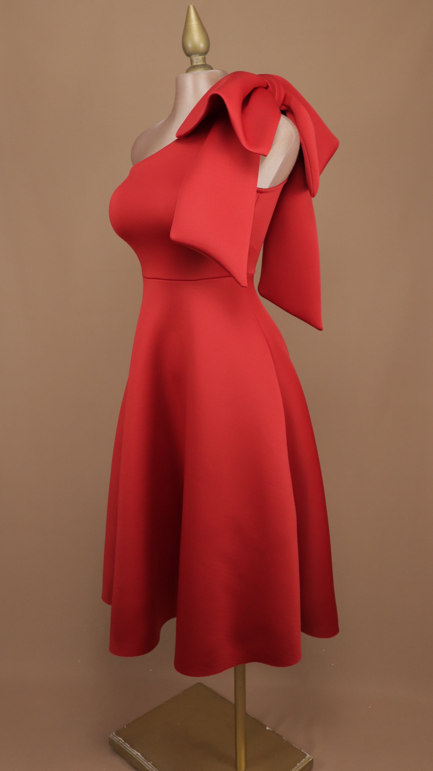 Vestido midi con escote asimétrico y moño