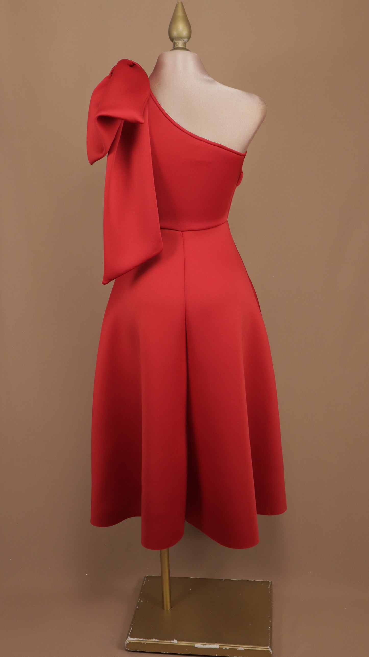 Vestido midi con escote asimétrico y moño