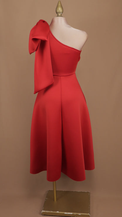 Vestido midi con escote asimétrico y moño